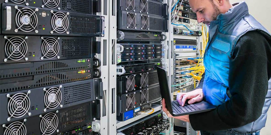 hình ảnh thiết bị lắp đặt quản lý gọn gàng khi sử dụng tủ rack