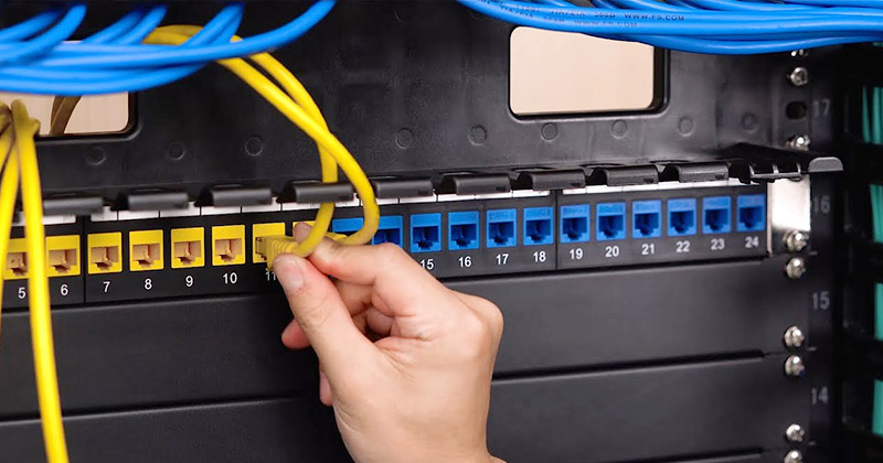 Cắm cáp mạng từ mặt trước của patch panel tới các port của switch