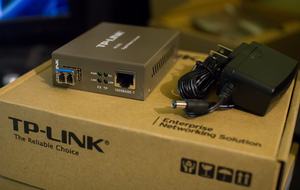 TP-Link-MC220L-2
