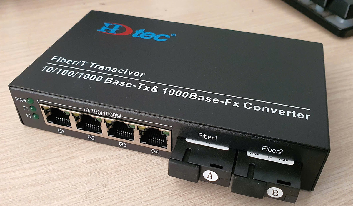 Converter quang 2 sợi HDTec Gigabit + 4 cổng RJ45 (2)