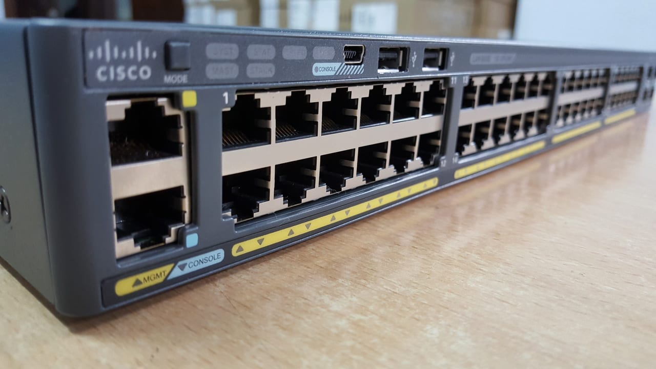 Làm thế nào để lắp đặt Patch Panel và Switch?
