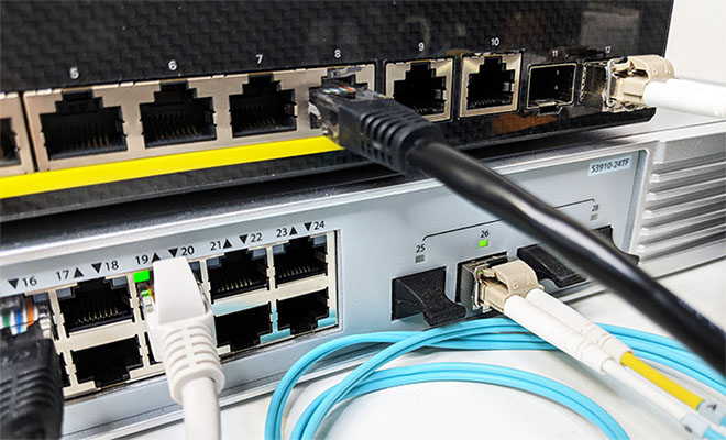 hình ảnh cổng SFP được kết nối với Module quang trong thực tế