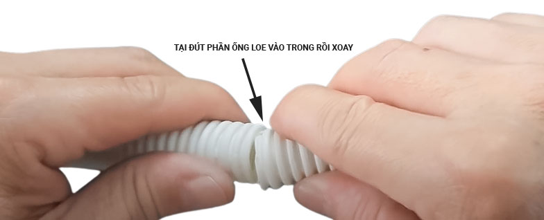 đút phần ống loe vào trong và xoay