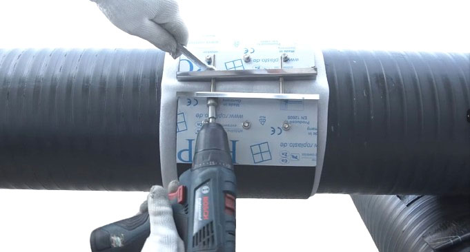 lắp tấm đai HDPE và xiết chặt